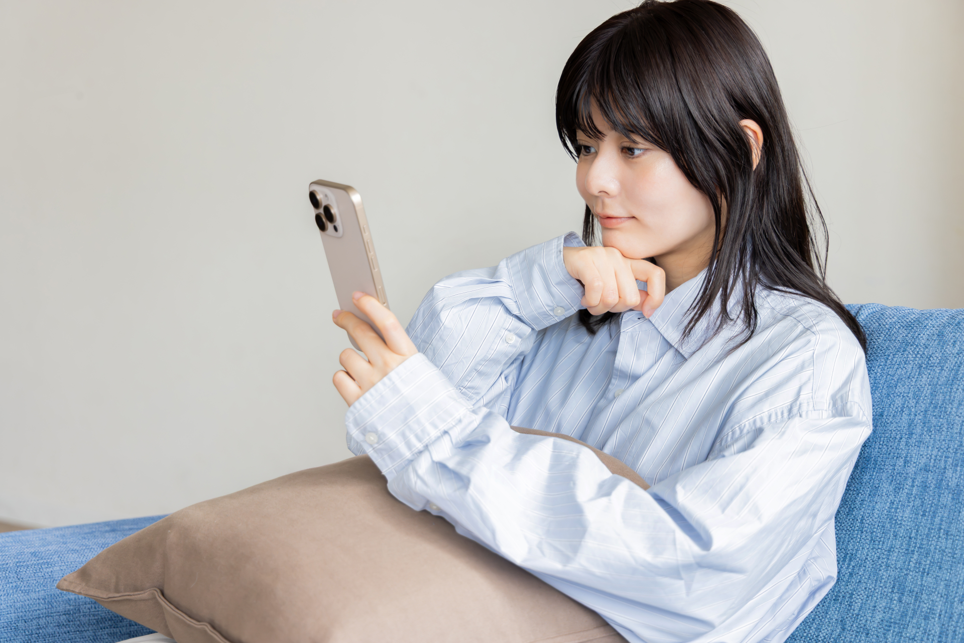 スマホで口コミを見る女性のイメージ