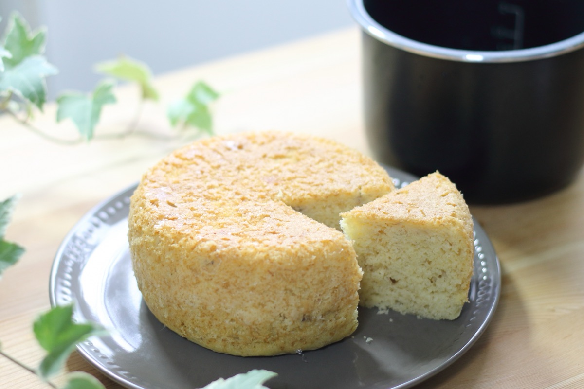 炊飯器でできたケーキを取り出す様子｜オーブン不要の手軽なレシピのイメージ