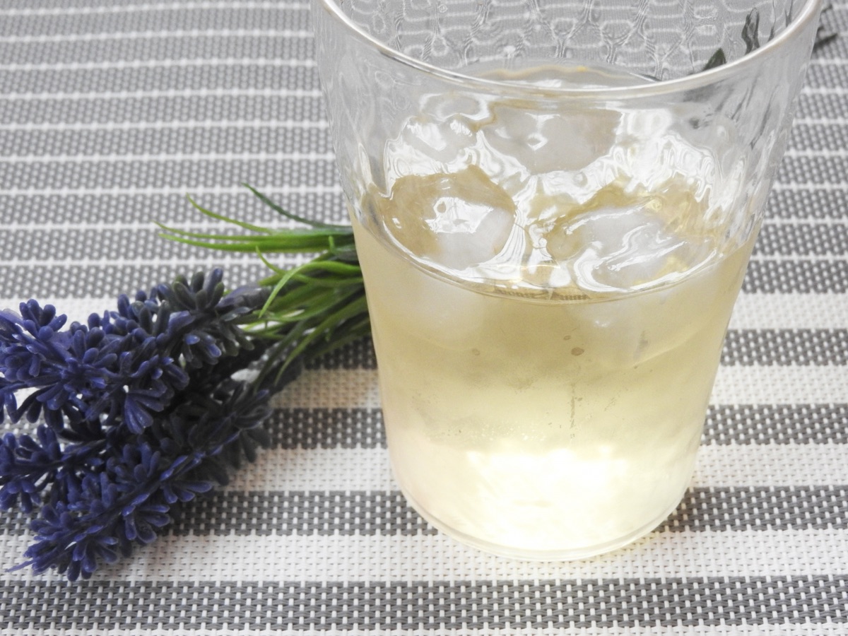 グラスに注いだリンゴ酢ドリンク|水で薄めて飲むイメージ
