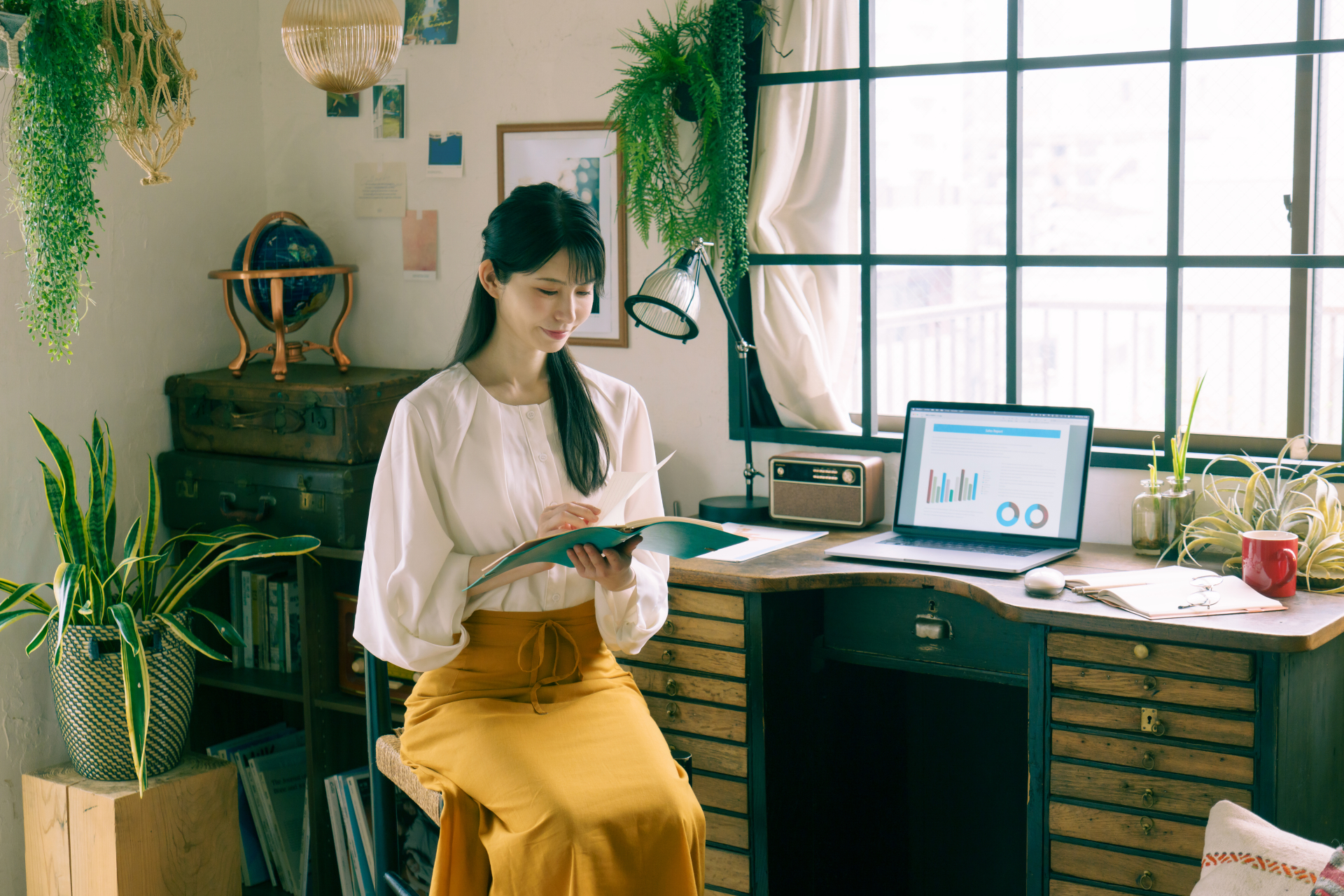 情報を落ち着いて確認する女性のイメージ