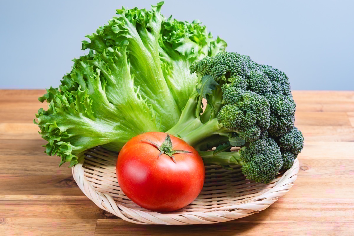 食物繊維を意識した野菜と水のある食卓のイメージ
