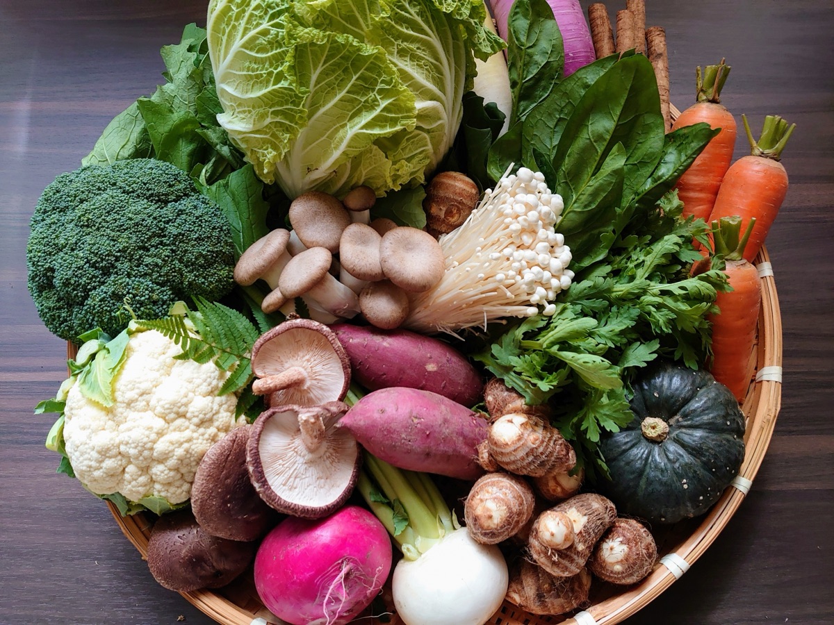 食物繊維を含む野菜や豆類が並ぶ食卓のイメージ