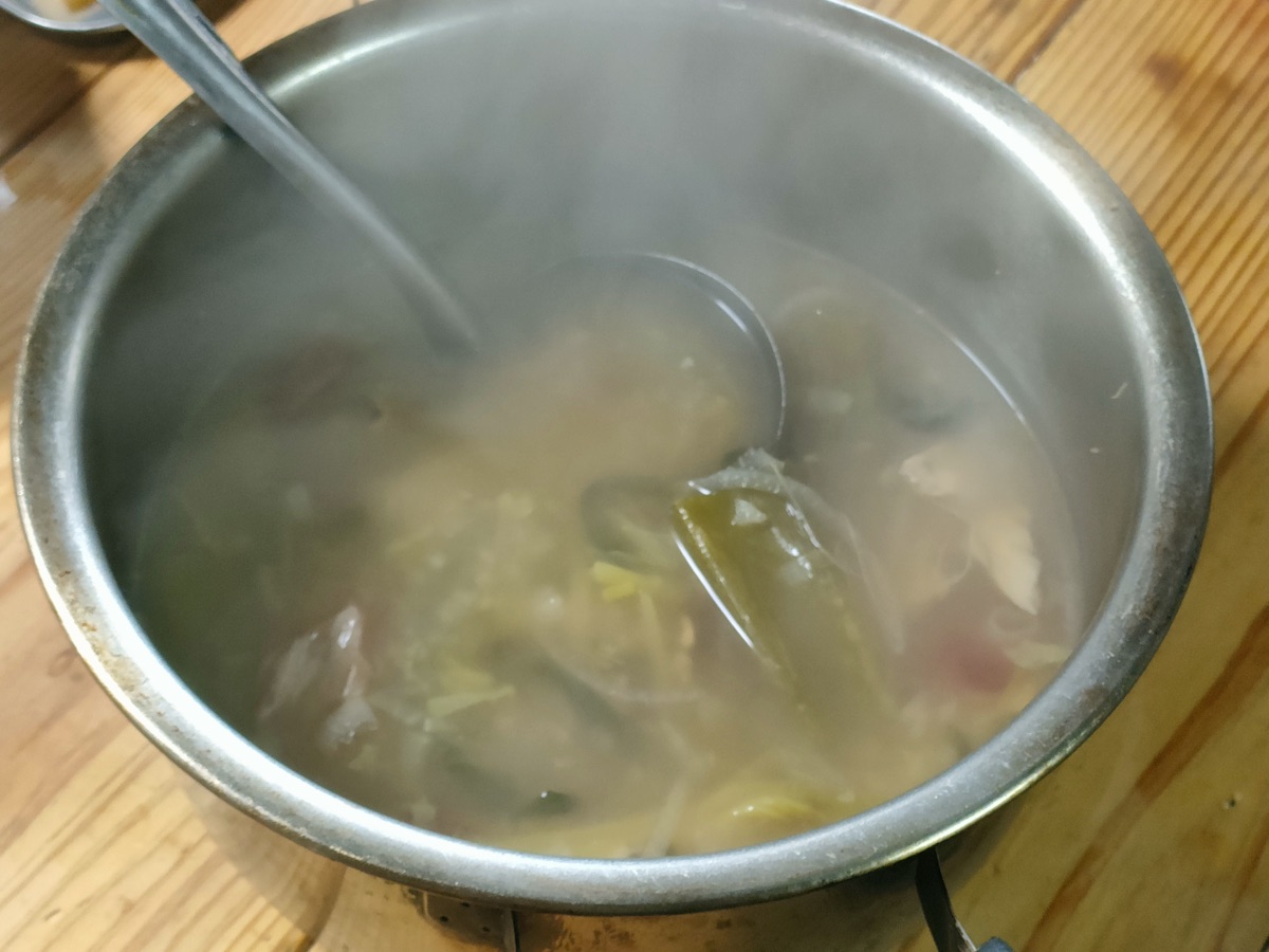 湯気の立つ豆乳スープが仕上がっていくイメージ