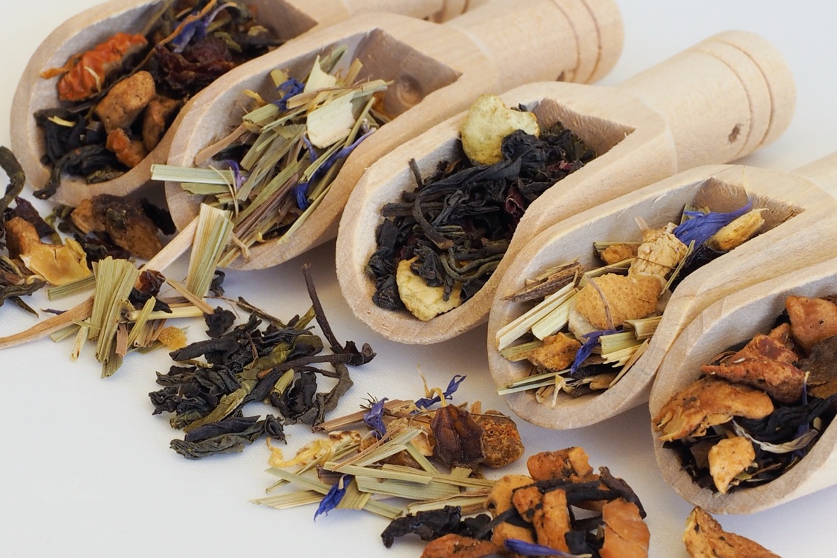 紅茶の茶葉と淹れたお茶｜コンブチャに含まれる成分のイメージ