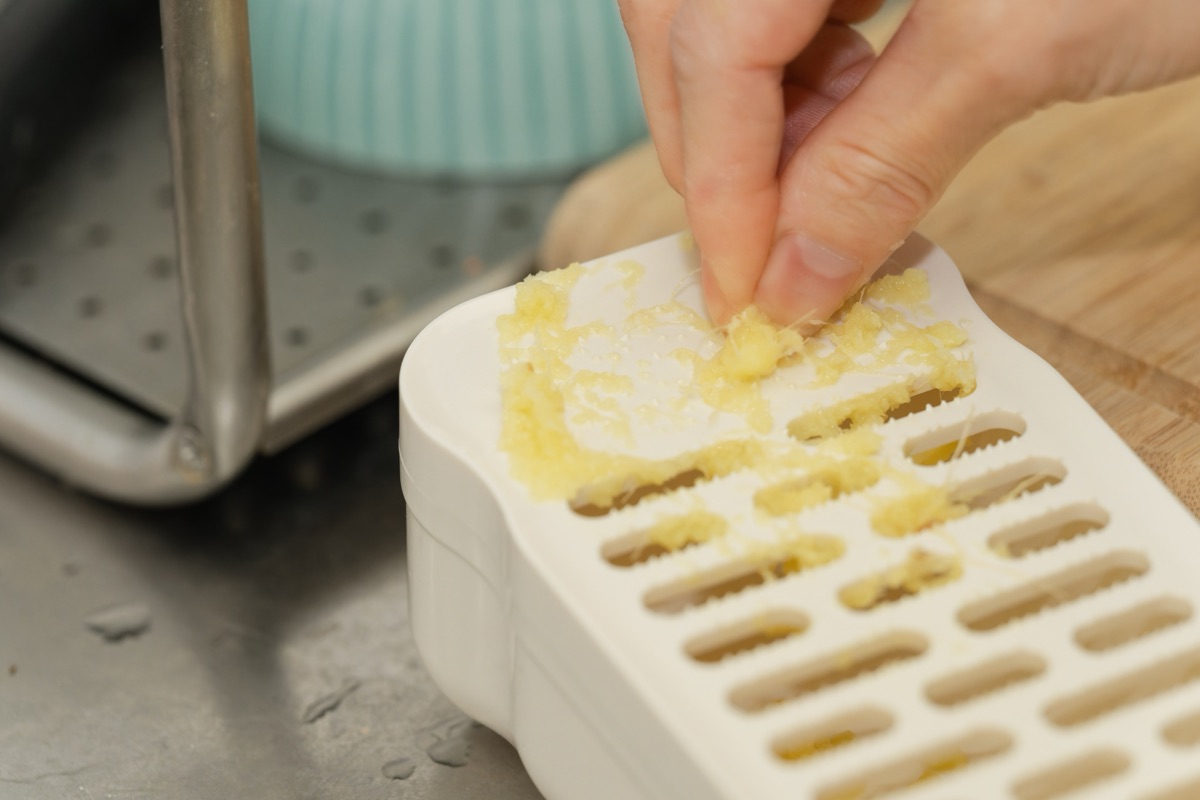 生姜をすりおろして生姜湯を作る女性のイメージ