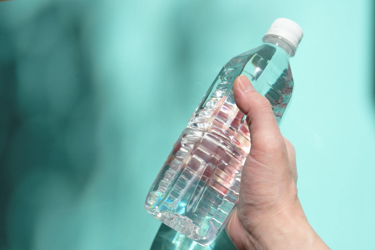 ペットボトルの水を飲もうとする手元｜こまめな水分補給のセルフケアイメージ