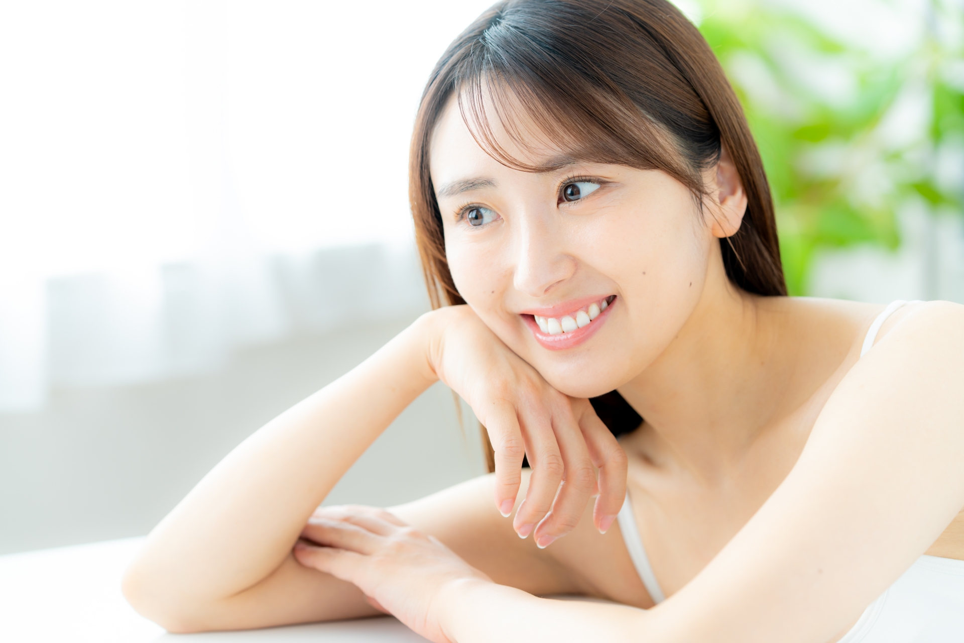 蒸気で肌がうるおうイメージの女性