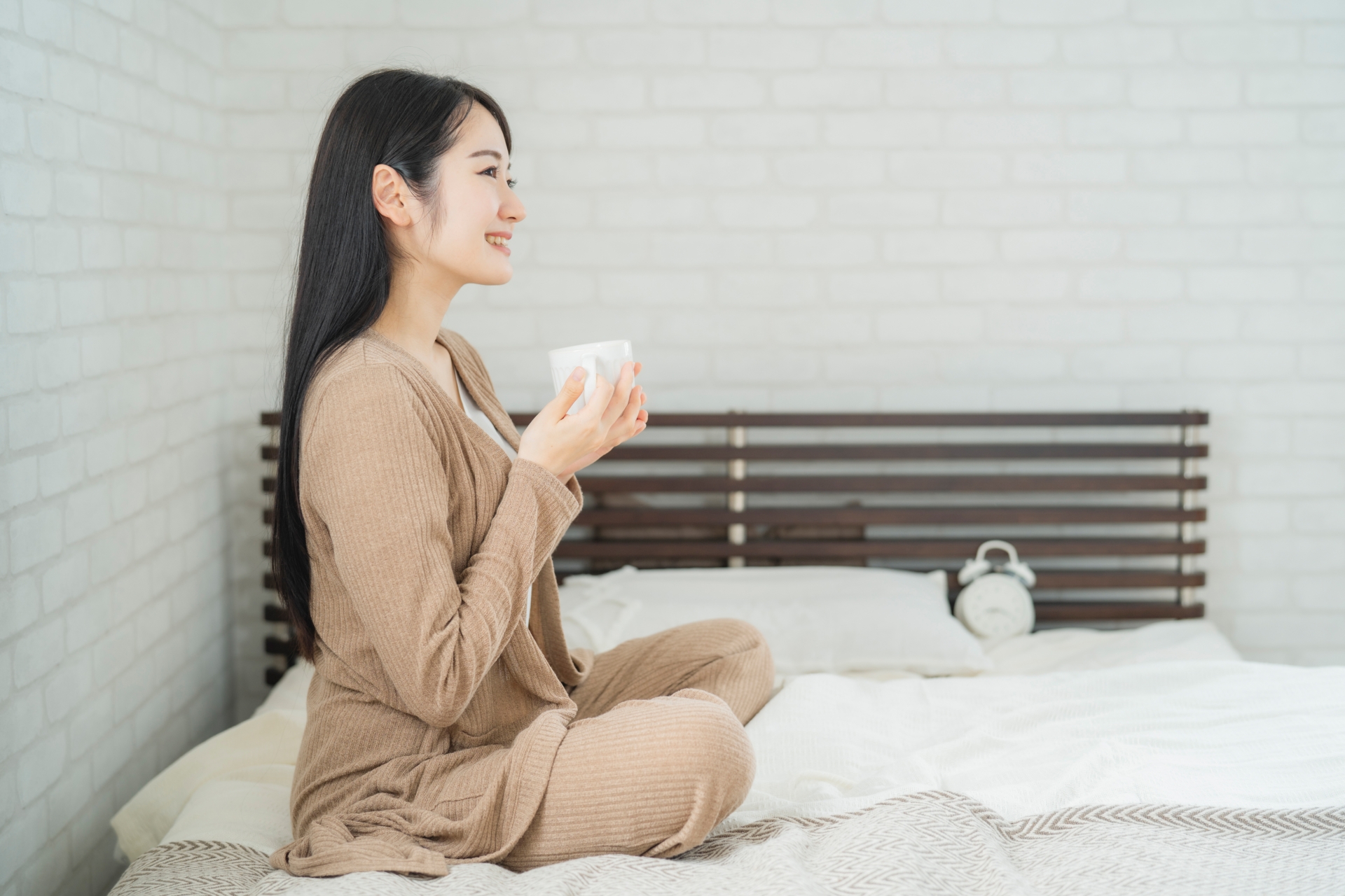 夜に体調を気づかう女性