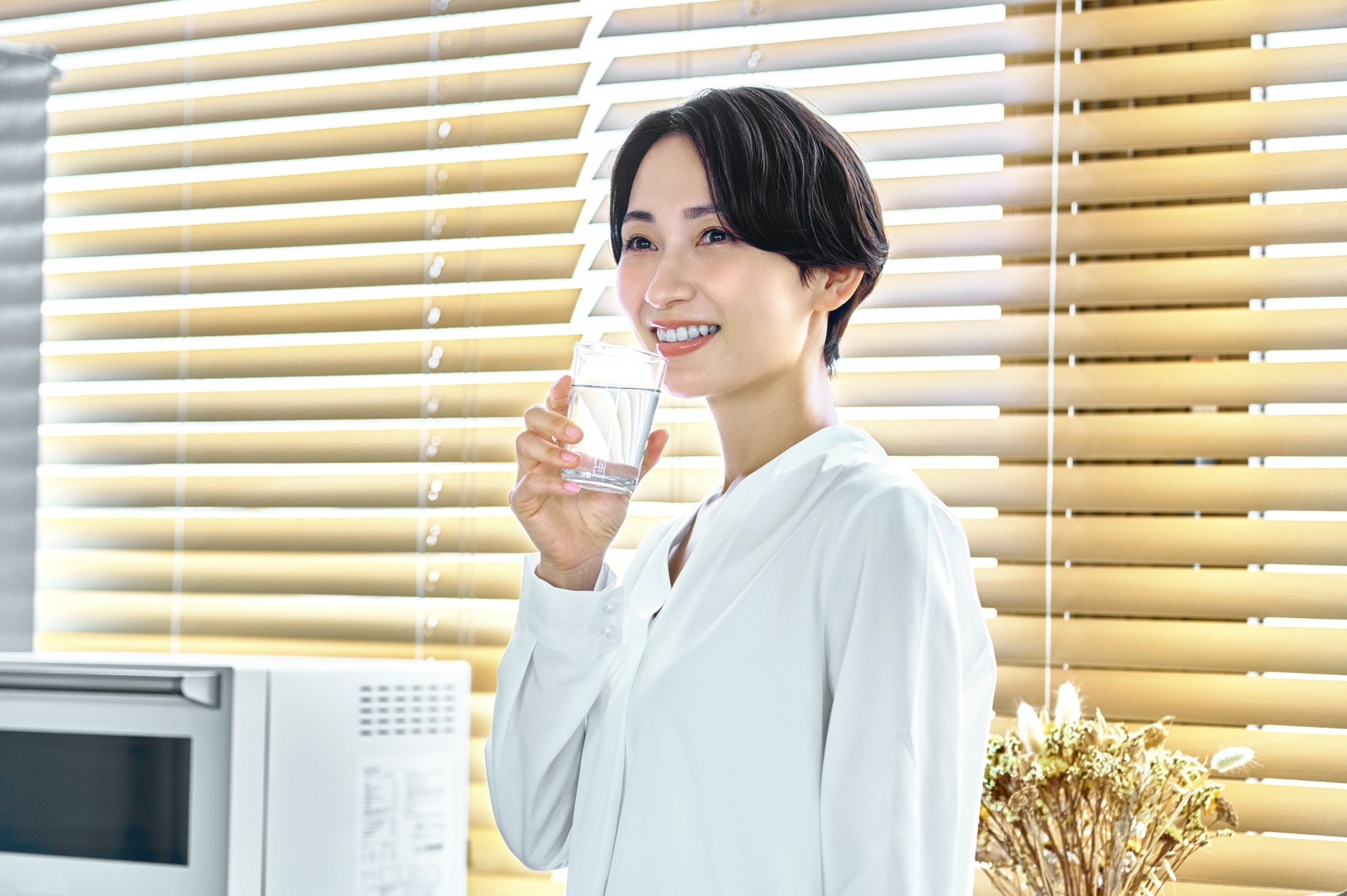 水分補給しながら気を配る女性