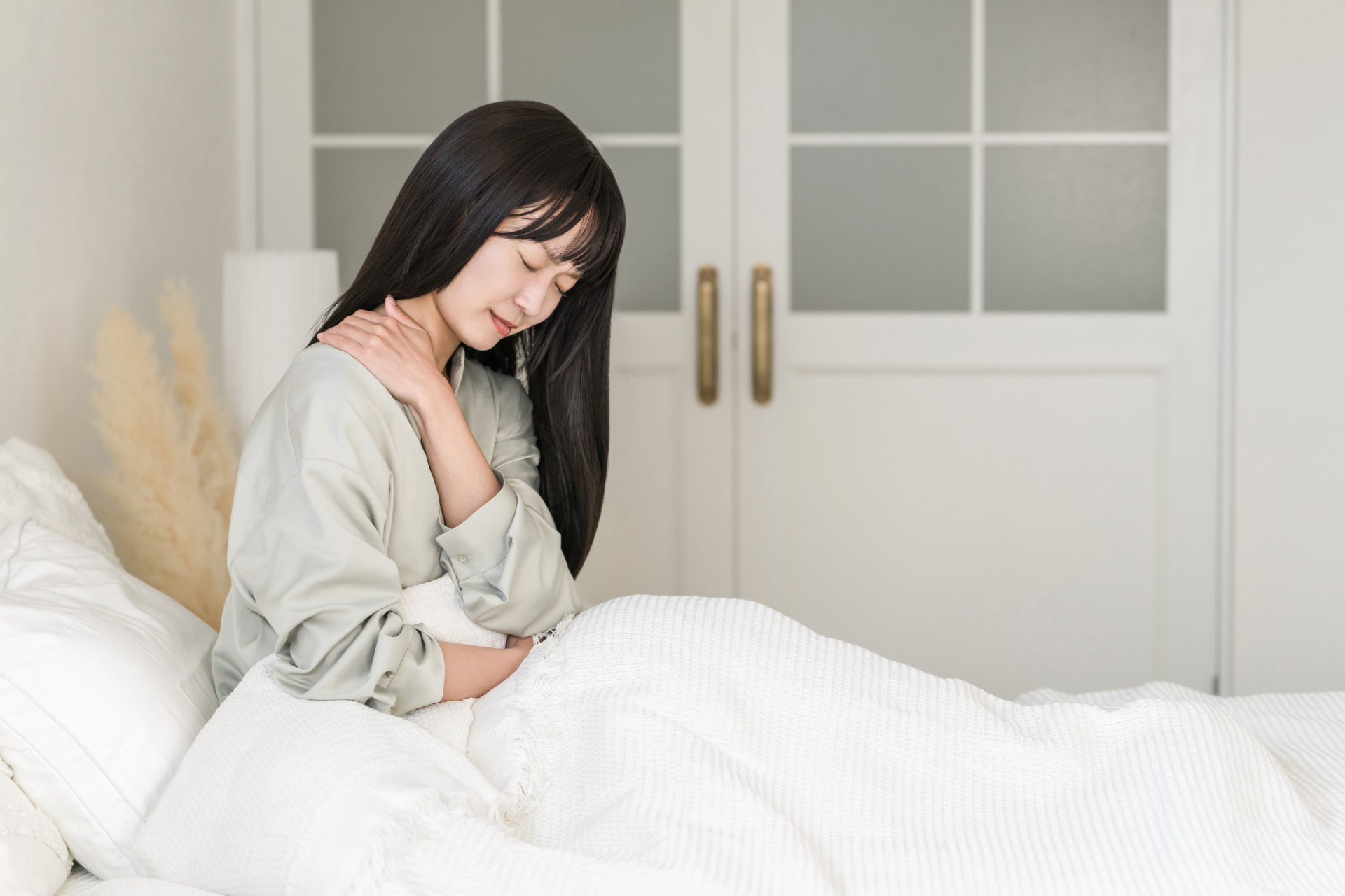 疲れやすさを感じる女性のイメージ