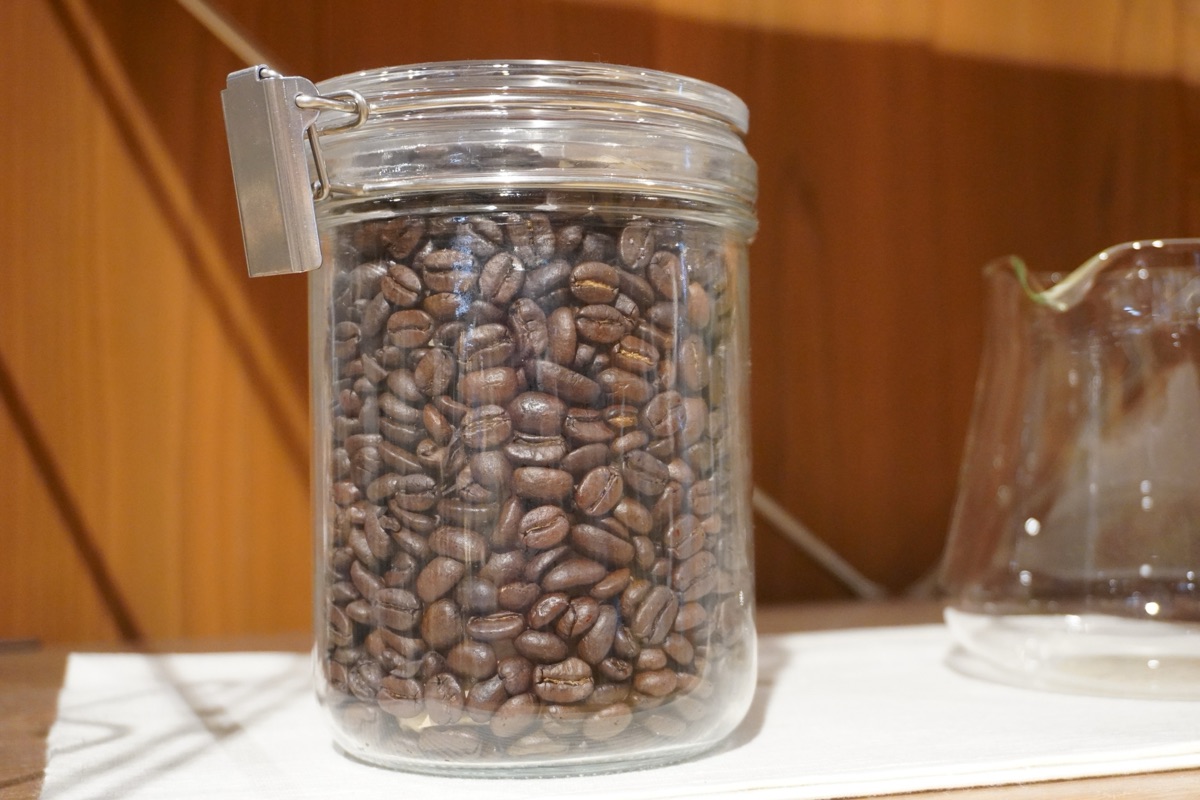 保存容器に入った漬物を常温に置いて発酵を待つ様子のイメージ