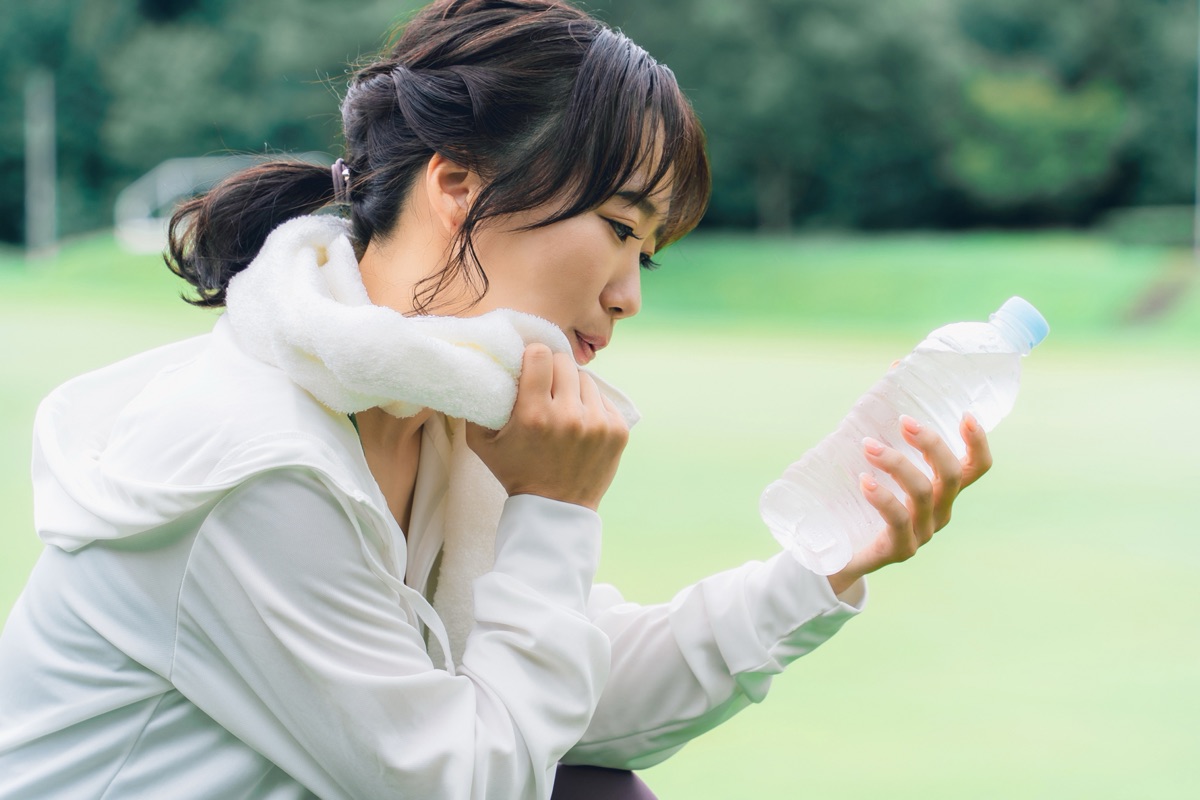 施術後に水分補給して休む女性のイメージ