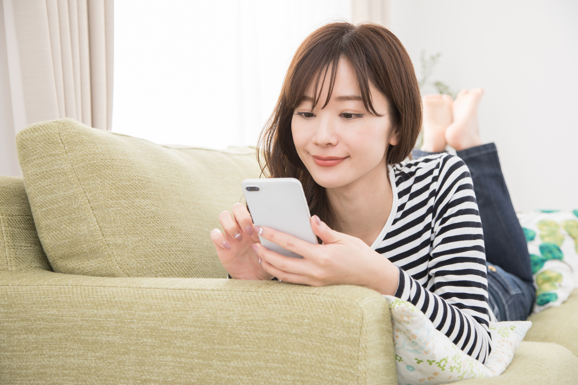 情報を調べて考える女性
