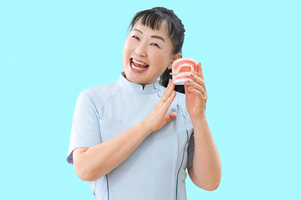 歯科医院で相談する女性のイメージ