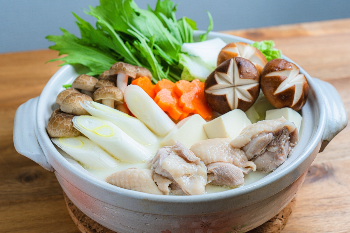 食卓で湯気を立てる豆乳鍋のイメージ