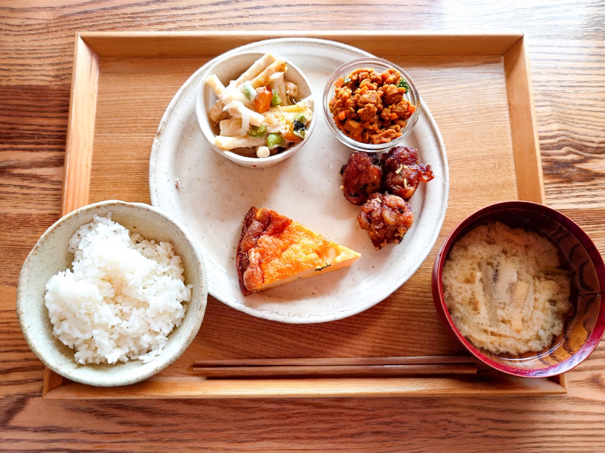 豚肉料理や大豆製品が並ぶ食卓｜食事の夏バテ対策のイメージ