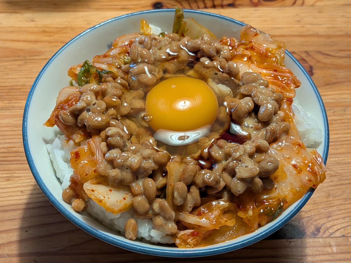 納豆キャベツに卵をのせたアレンジ一皿｜飽きずに続くレシピのイメージ