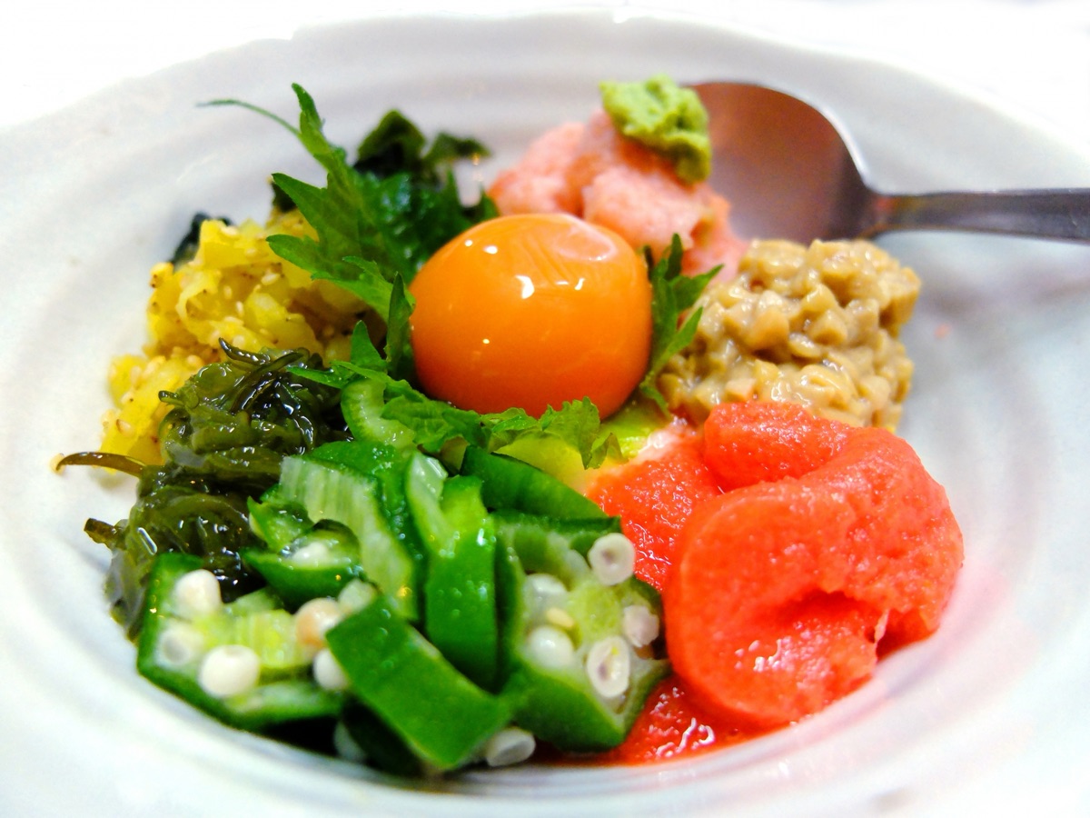 納豆にめかぶを混ぜ合わせる手元|そのまま混ぜて食べる食べ方のイメージ