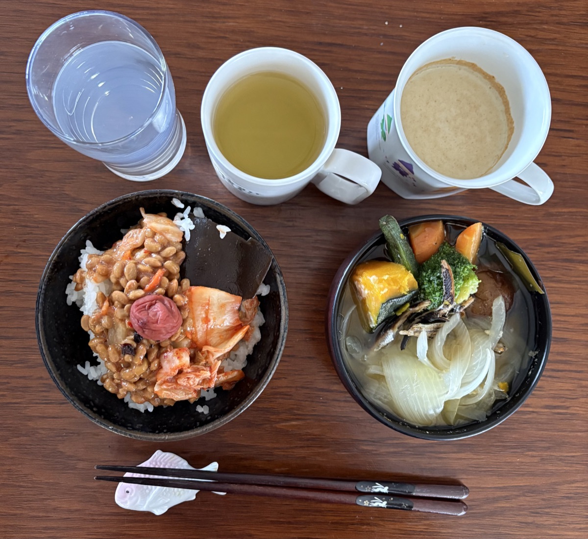 野菜や卵を合わせた納豆の一皿｜食べ合わせで満足感を底上げするイメージ