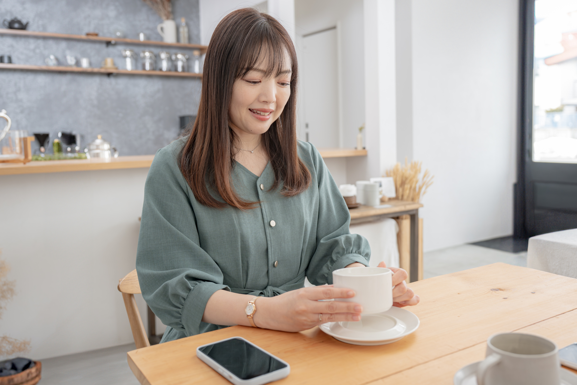 日常生活でプロテインを取り入れる女性