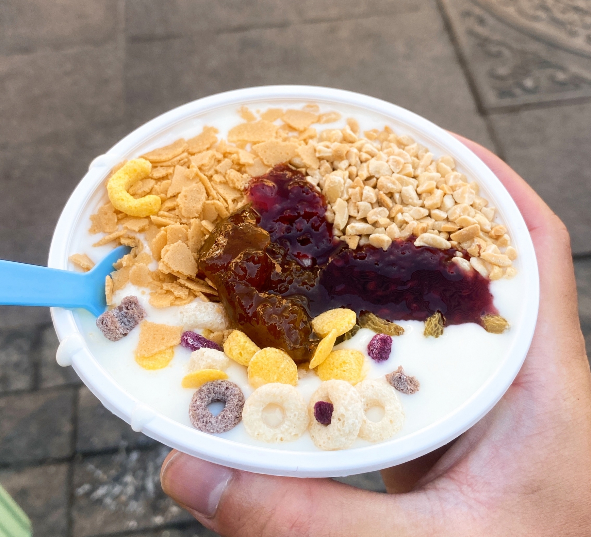 水切りヨーグルトにフルーツやナッツを添えた朝食|たんぱく質など栄養がとれる水切りヨーグルトのイメージ