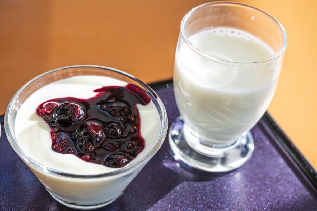 乳酸菌飲料とヨーグルトが並ぶイメージ