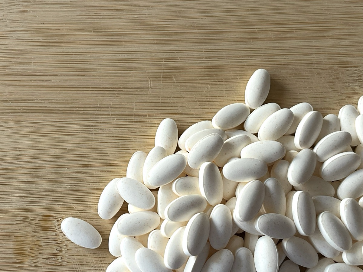 黒っぽい便の原因になりやすい食品や薬のイメージ