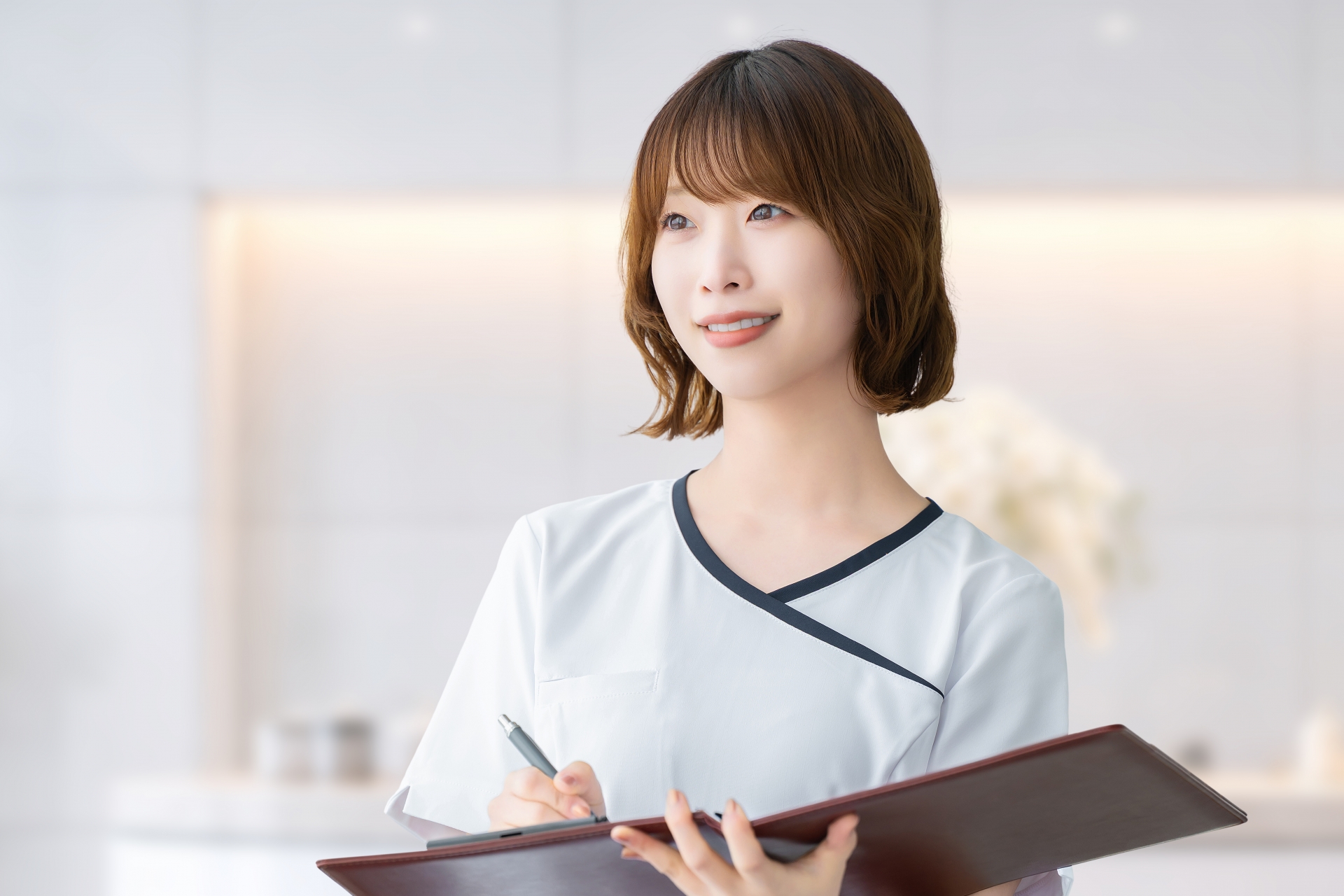 清潔なサロンで受付・相談する女性のイメージ
