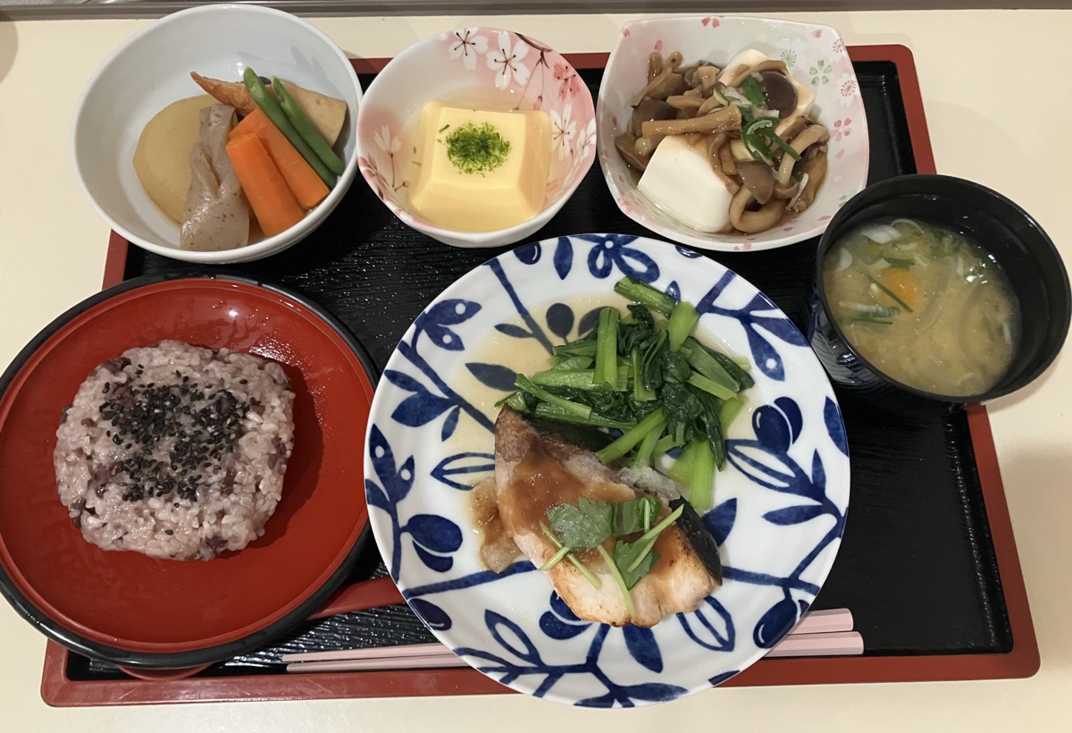 豆腐や白身魚などやさしい食事が並ぶ食卓のイメージ