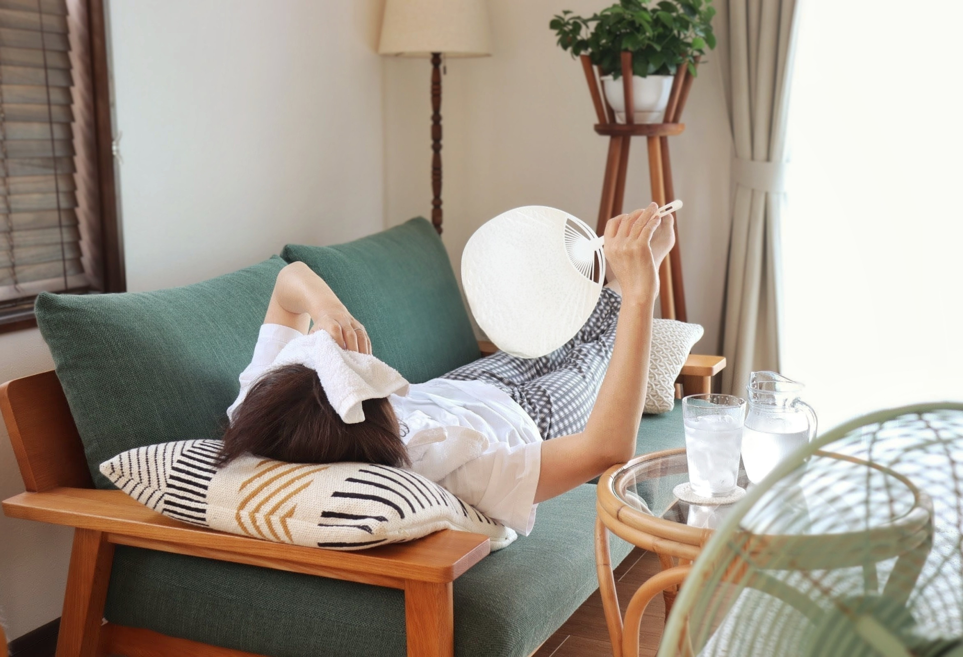 水分補給しながら体調に気を配る女性