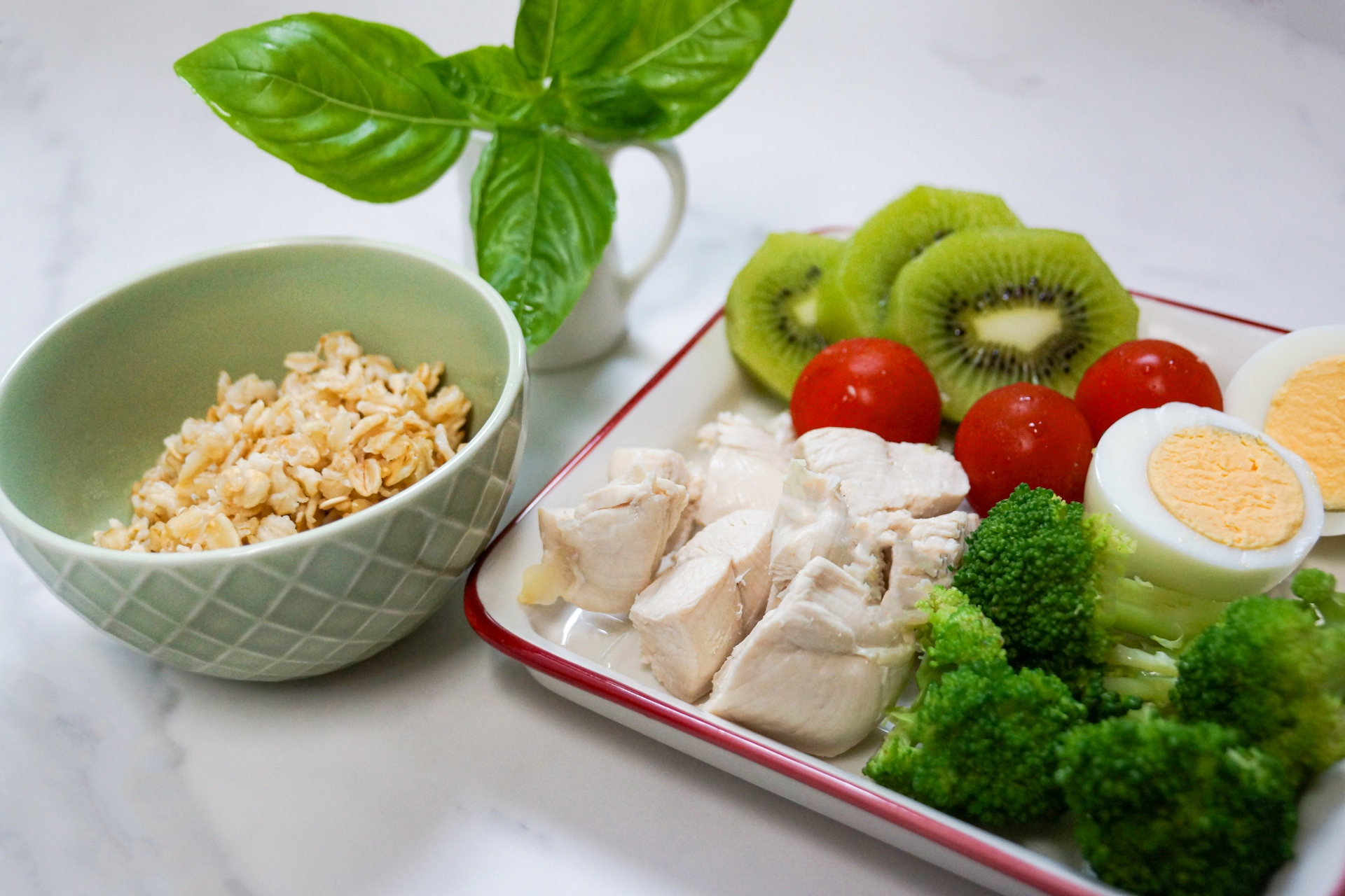 野菜やたんぱく質を添えたオートミールの食事