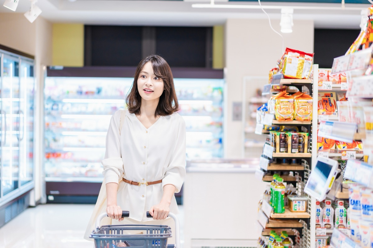 モリンガ茶とモリンガパウダーを並べて選ぶ女性のイメージ