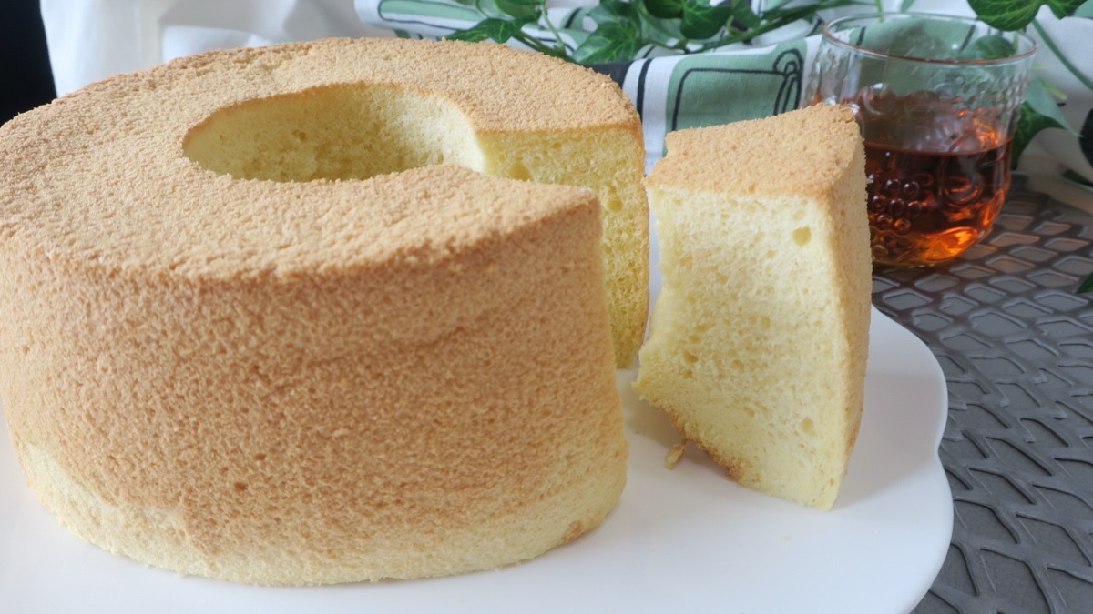 ふんわり焼き上がったヨーグルトケーキの断面｜軽い食感のイメージ