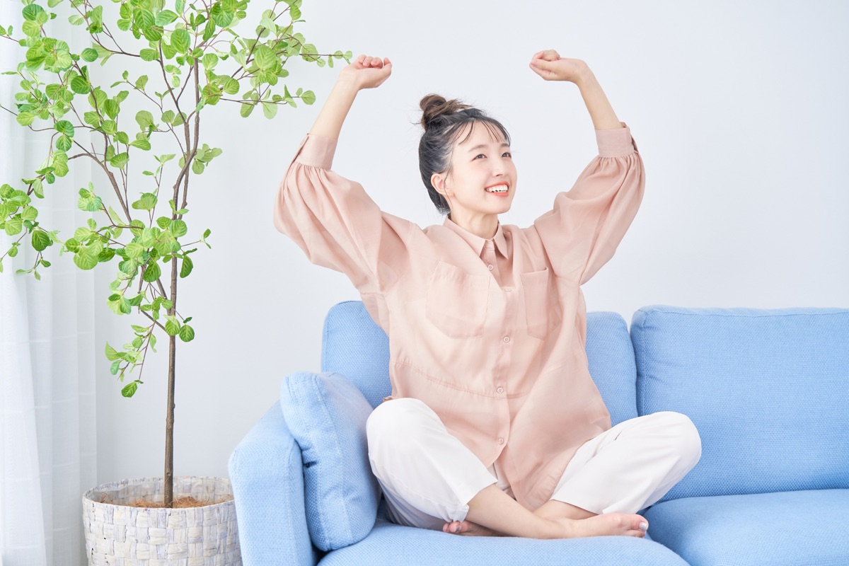 すっきりした表情の女性のイメージ
