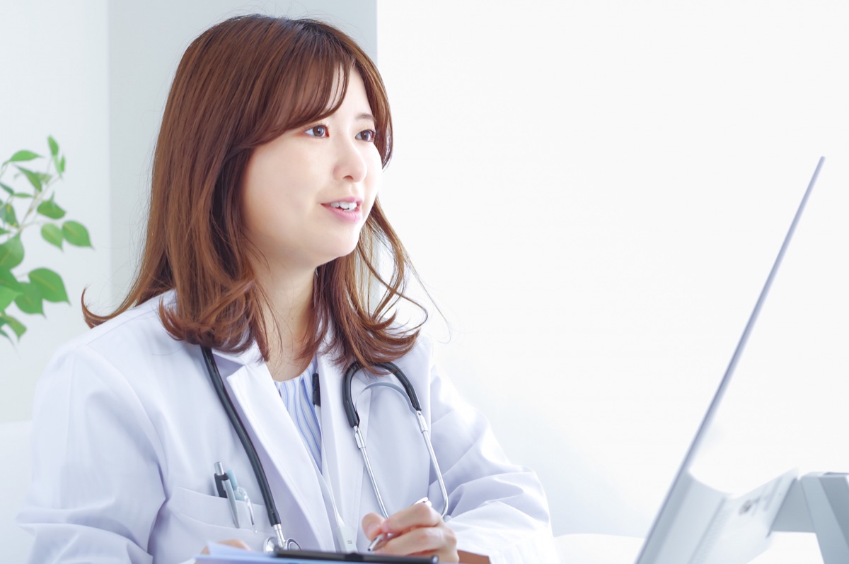 医師に相談する女性のイメージ