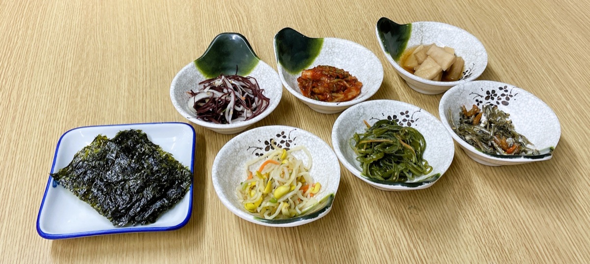 キムチを小鉢に盛った和食の食卓｜塩分や食べ方に気をつけるイメージ