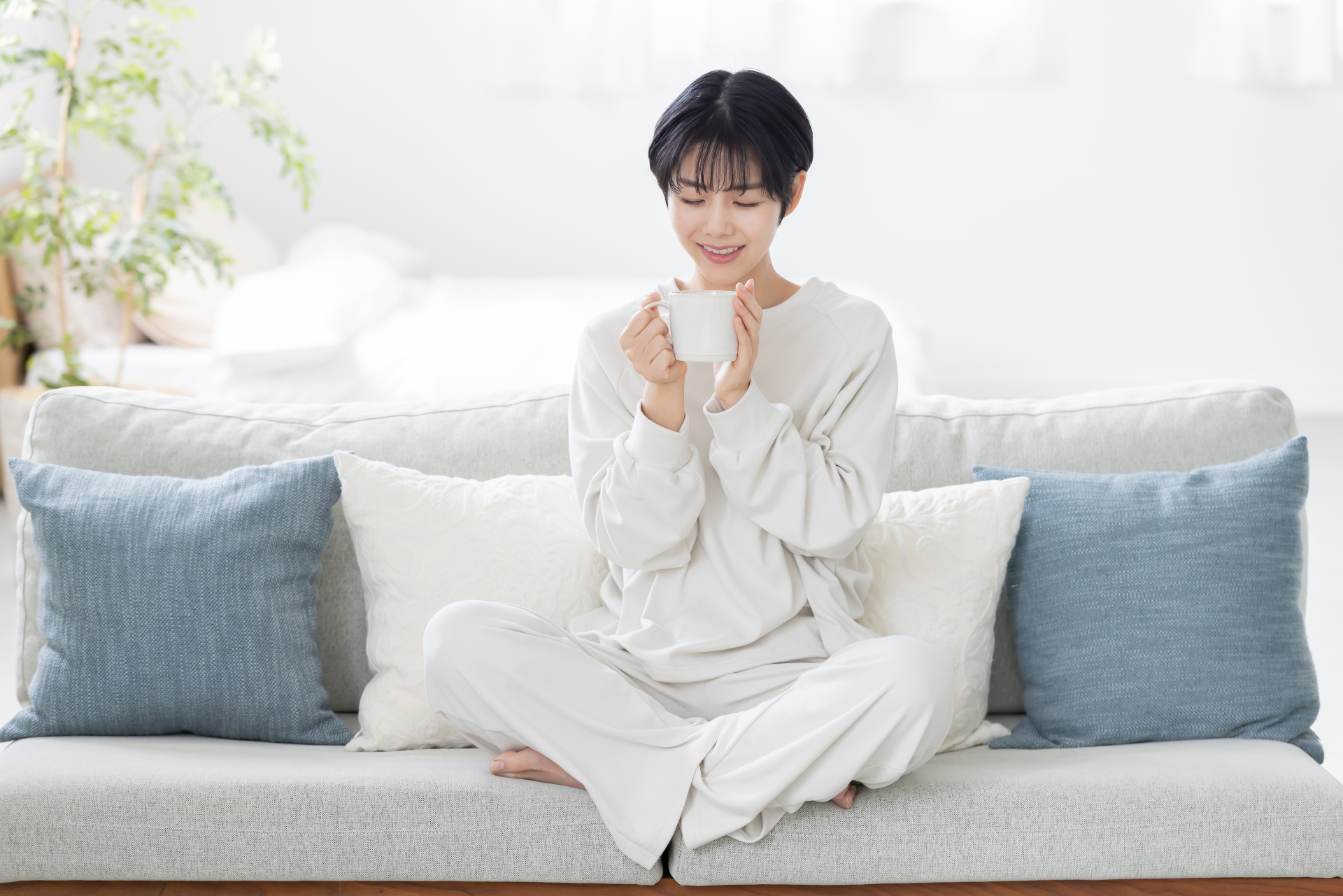 温かい飲み物や温活で体をいたわる女性のイメージ