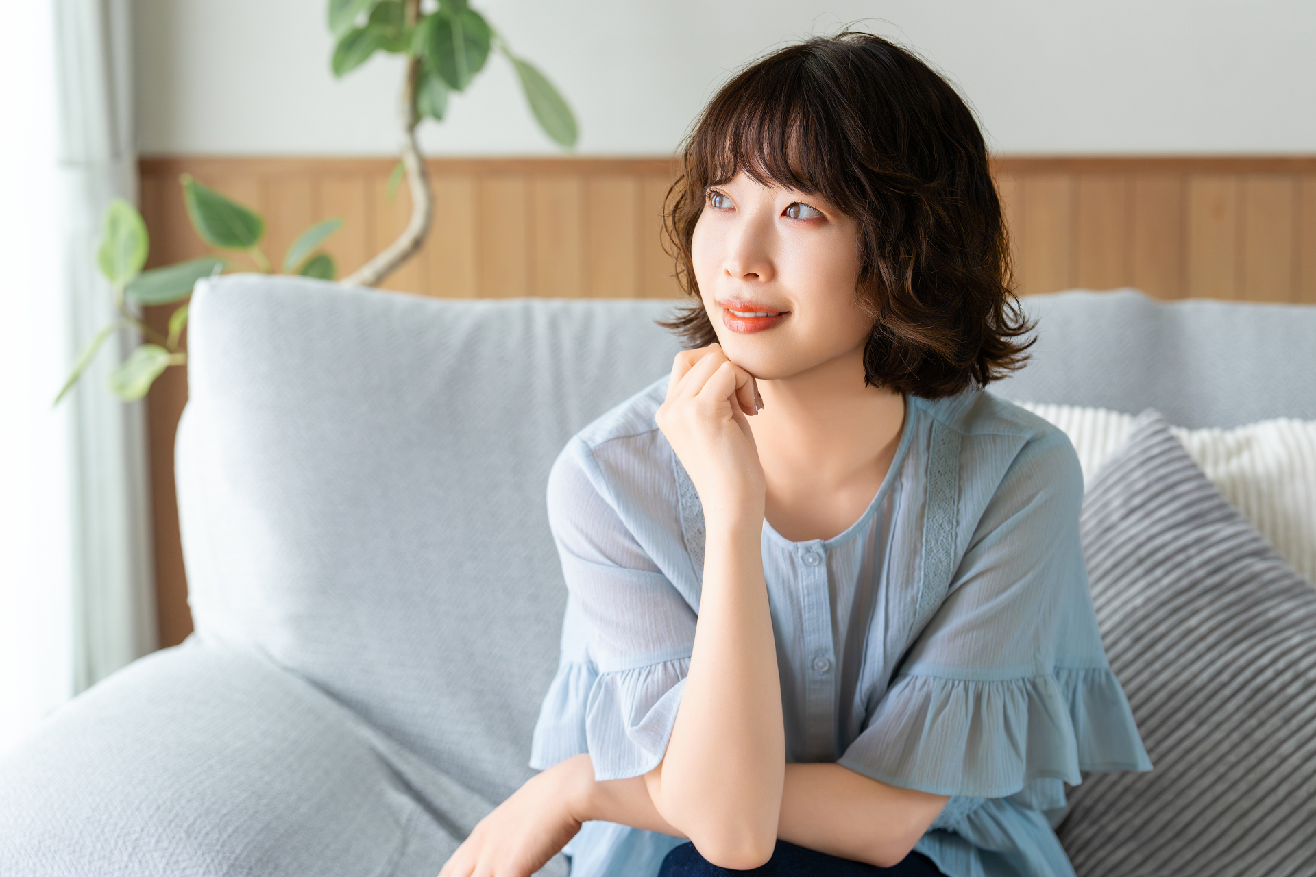 ゆったりとした時間を過ごす女性