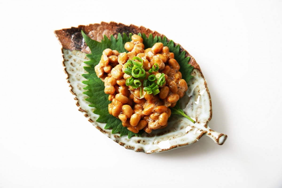納豆とめかぶを並べた食卓|食べ方や量に気をつけるイメージ