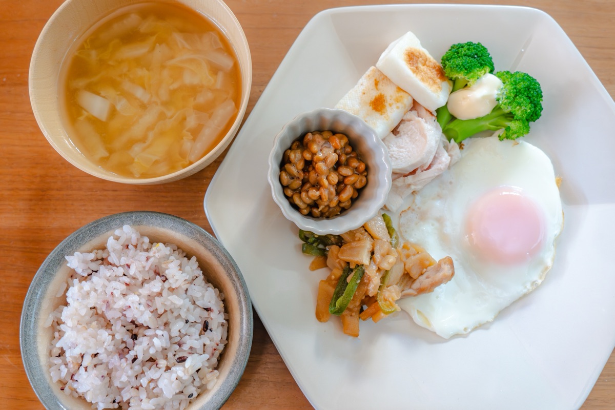 冷蔵庫から納豆を取り出す手元｜納豆を習慣にする工夫のイメージ
