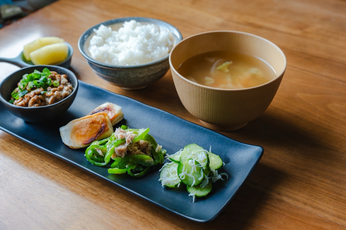 小鉢に盛った納豆と和食の食卓|量を意識して取り入れるイメージ