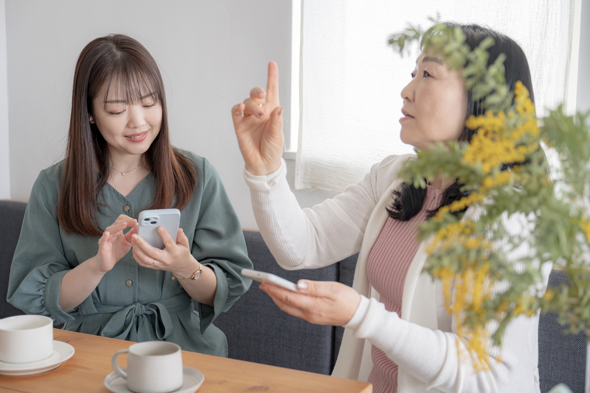 疑問を思い浮かべる女性