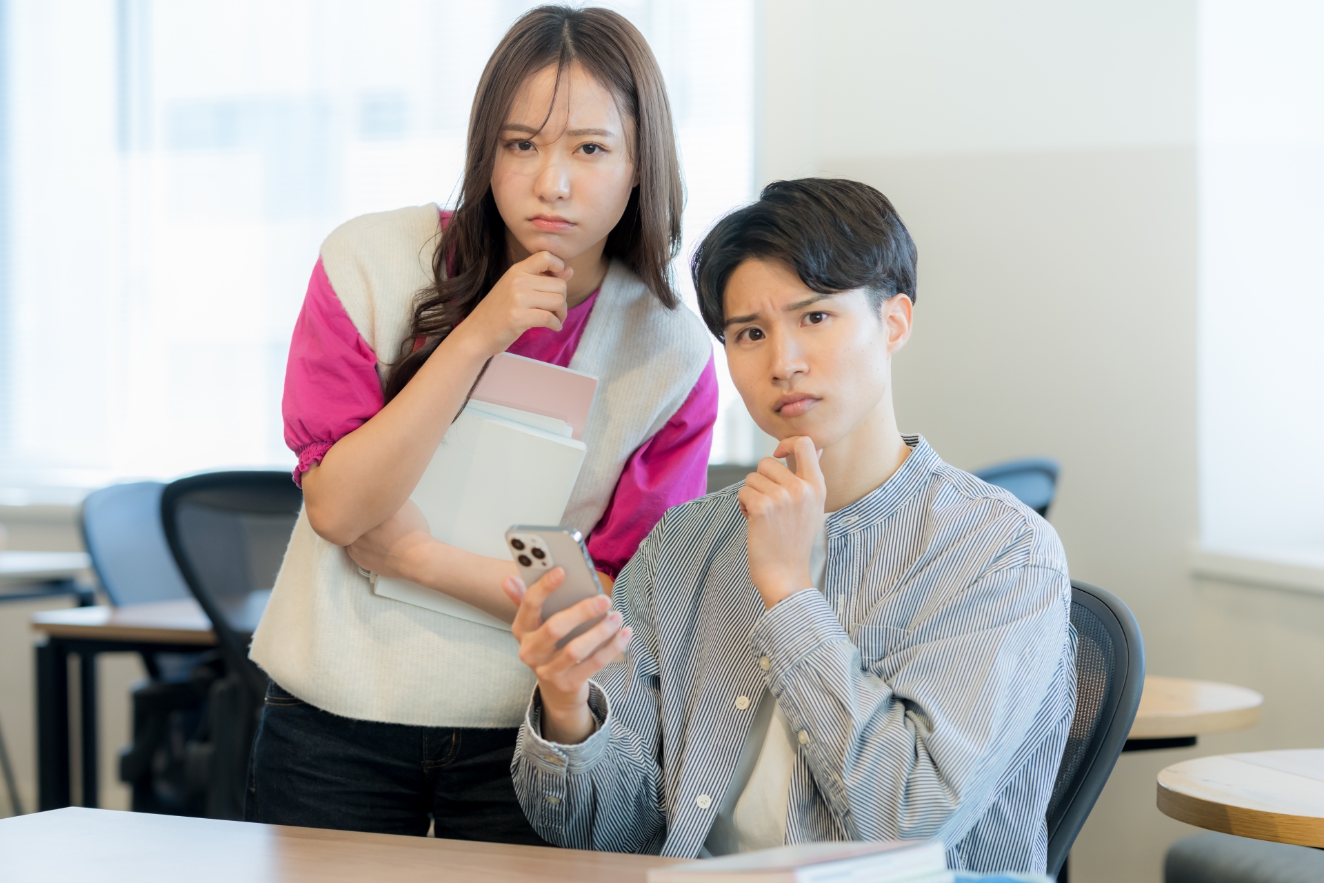 疑問を思い浮かべる女性