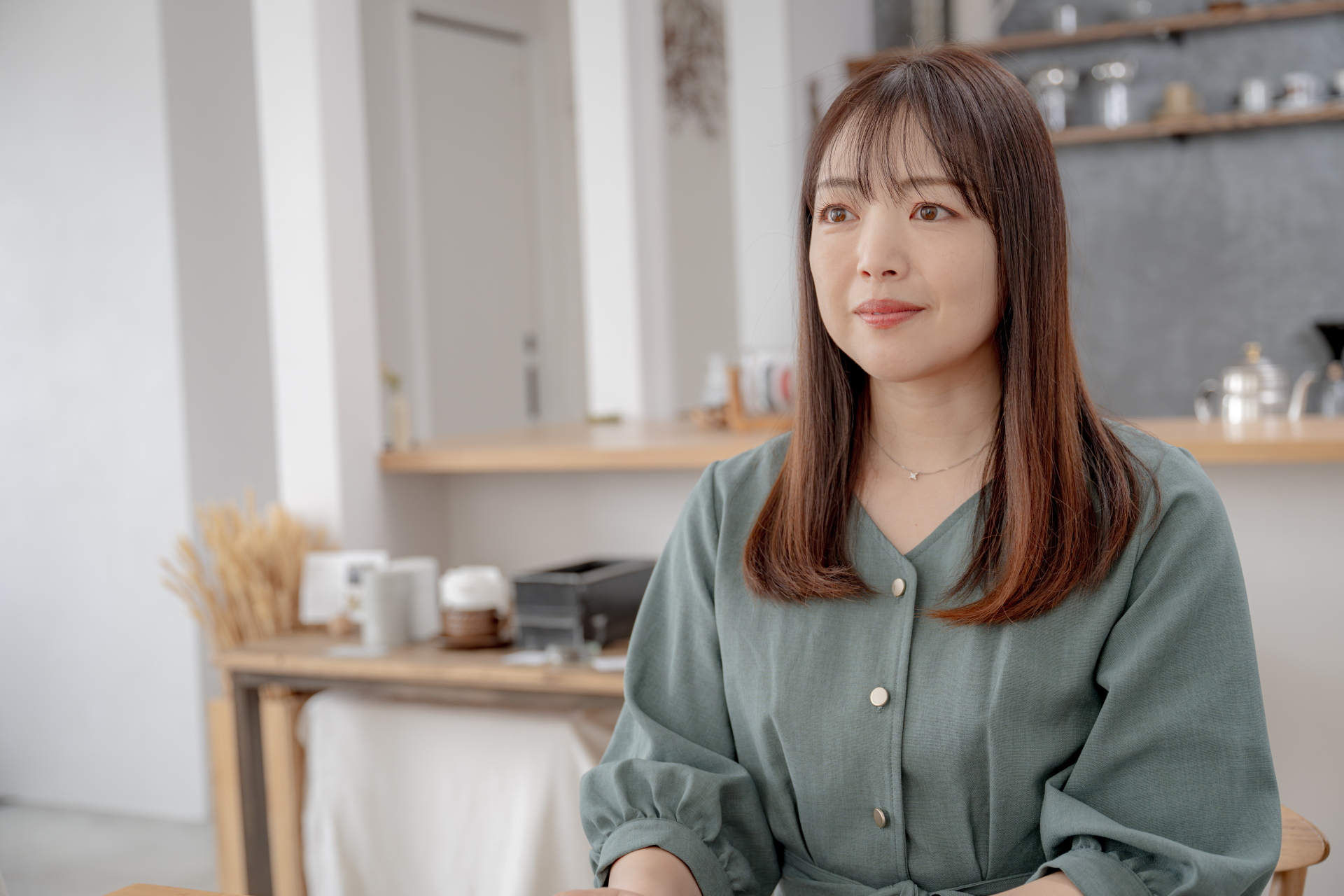 疑問を思い浮かべる女性