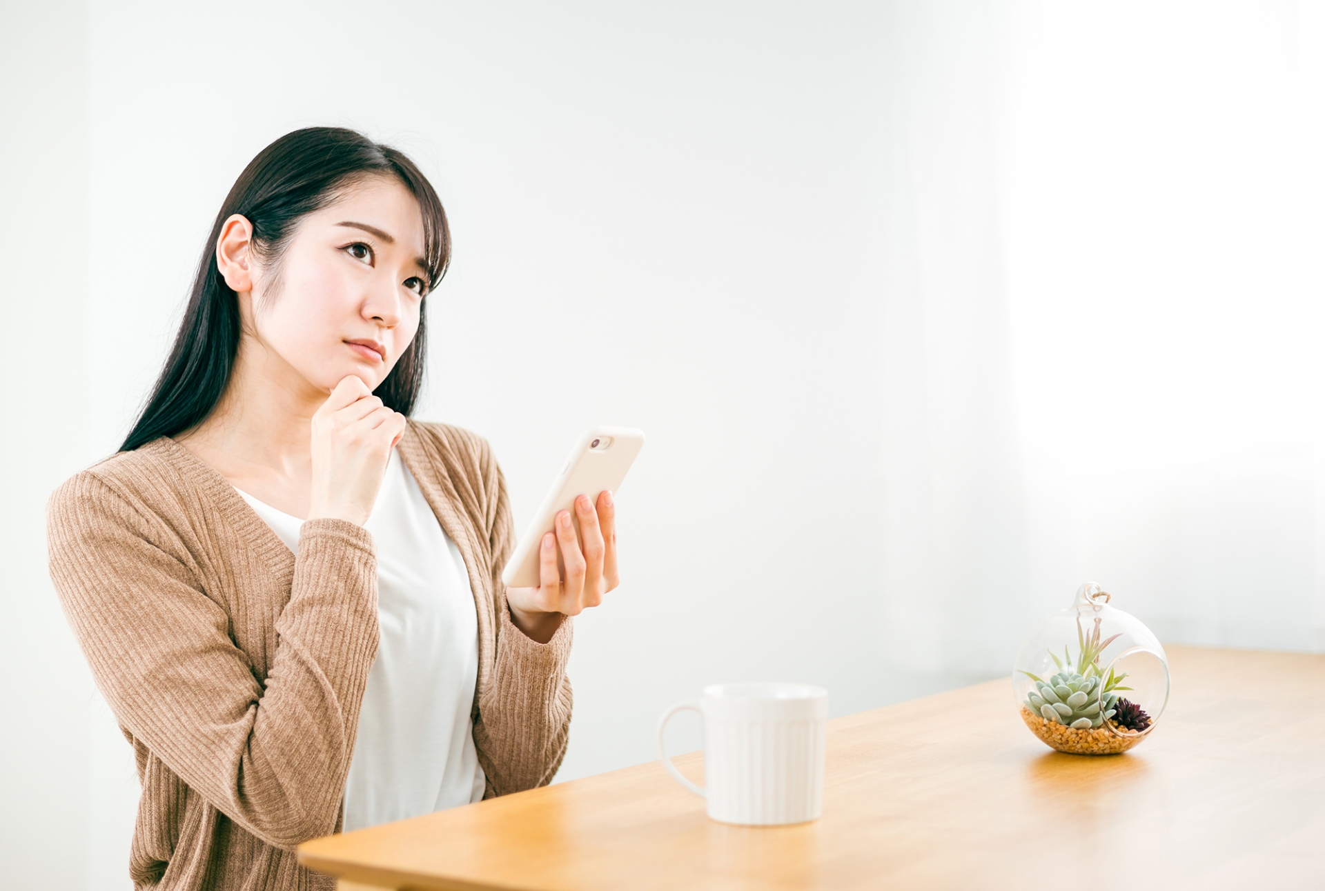 疑問を思い浮かべる女性
