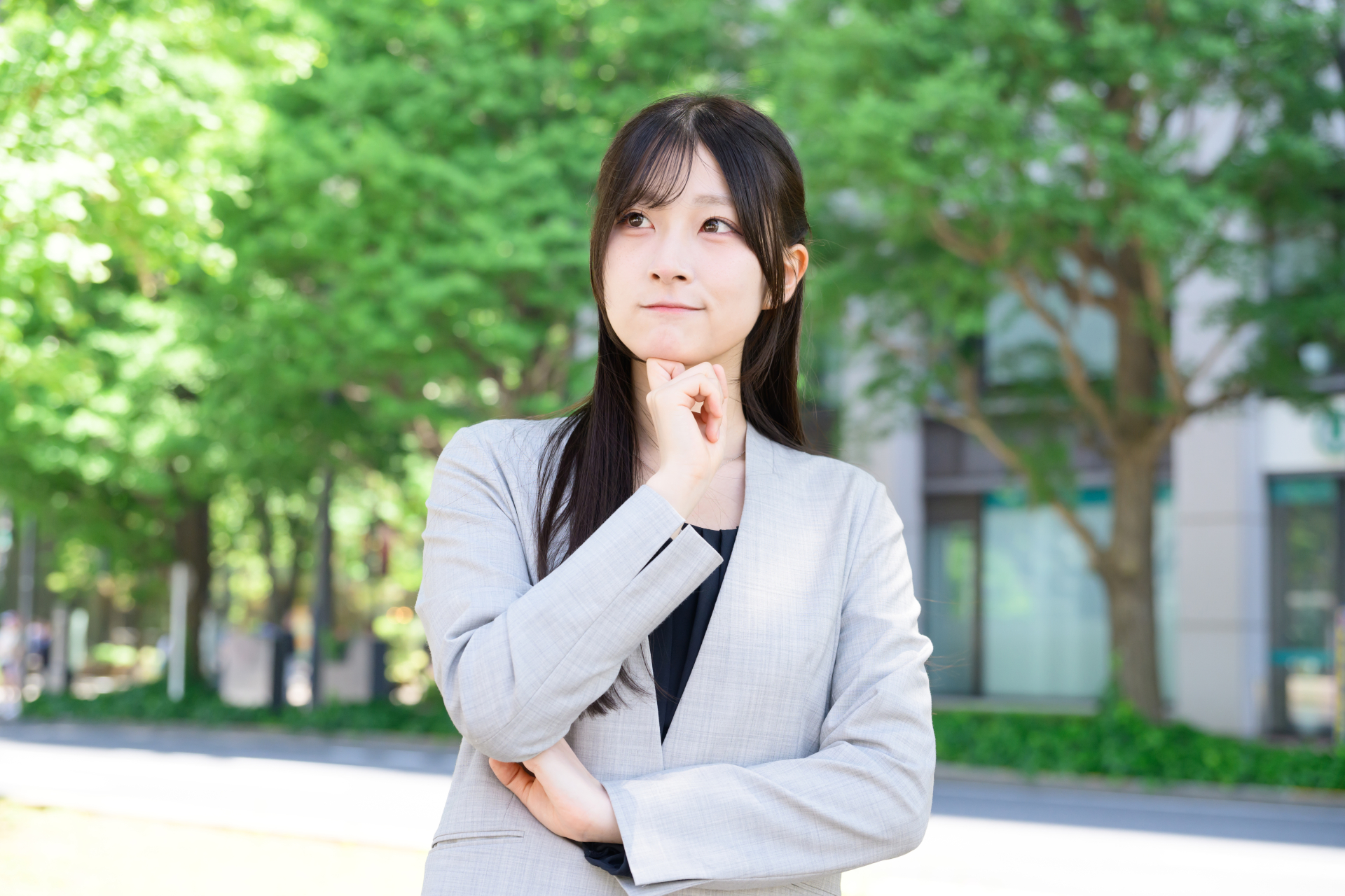 疑問を思い浮かべる女性