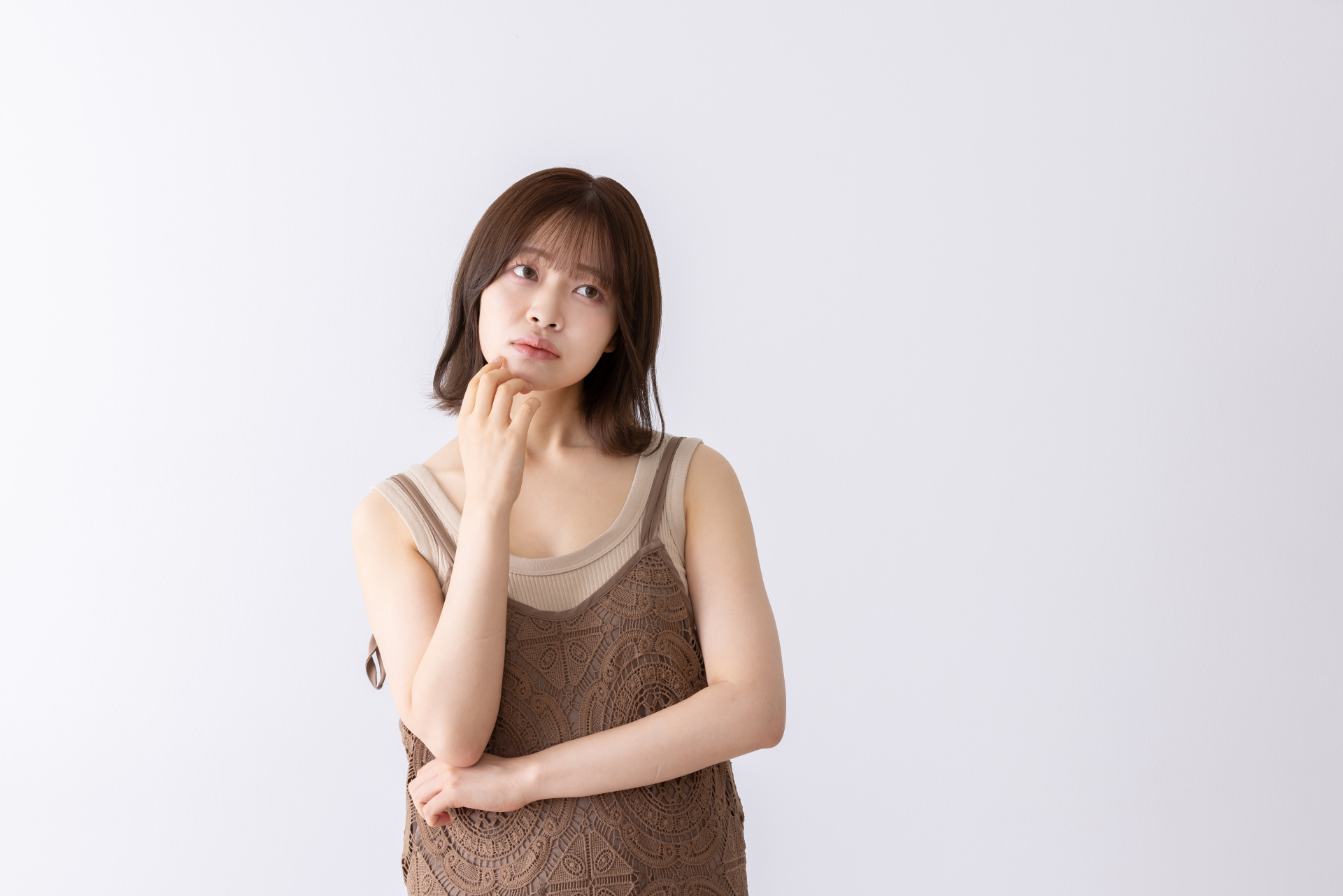 疑問を思い浮かべる女性