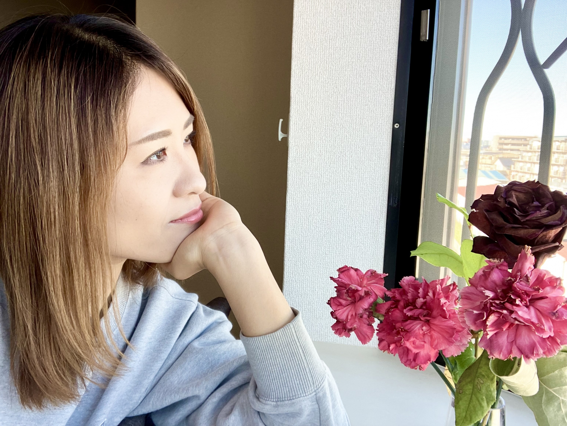 疑問を思い浮かべる女性