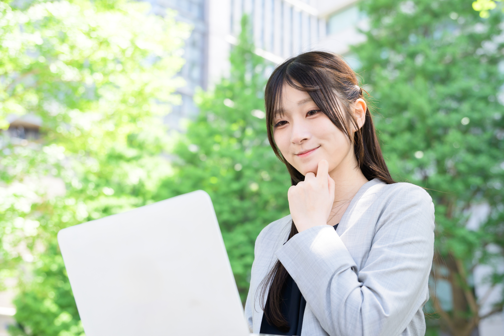 疑問を思い浮かべる女性