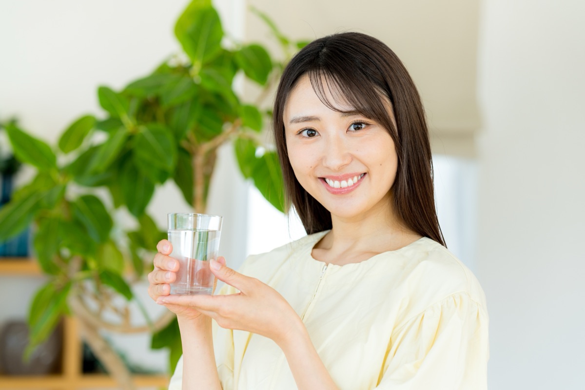 水分補給をしながら毎日の習慣を整える女性のイメージ